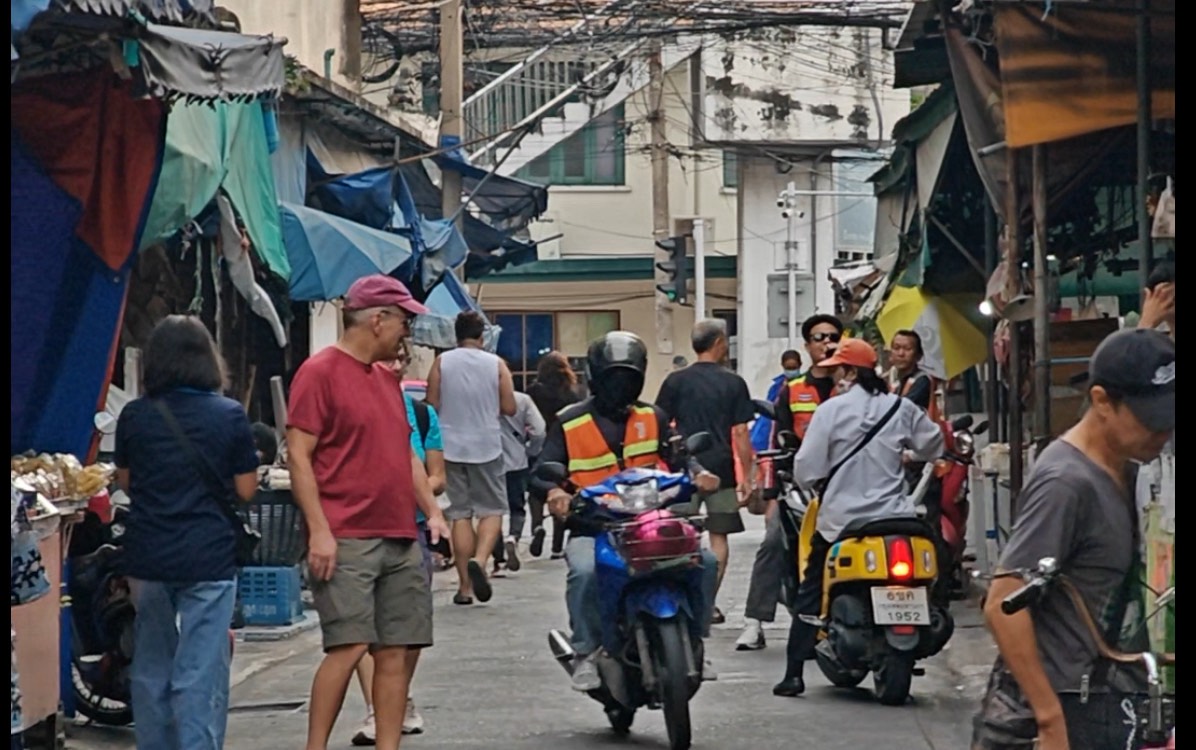 ソイに入って市場をみつけたときの風景
