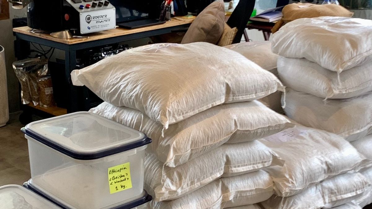 店内に山積みになっていた、米袋のような袋に入ったコーヒー豆